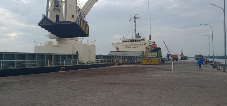 aktifitas-loading-cangkang